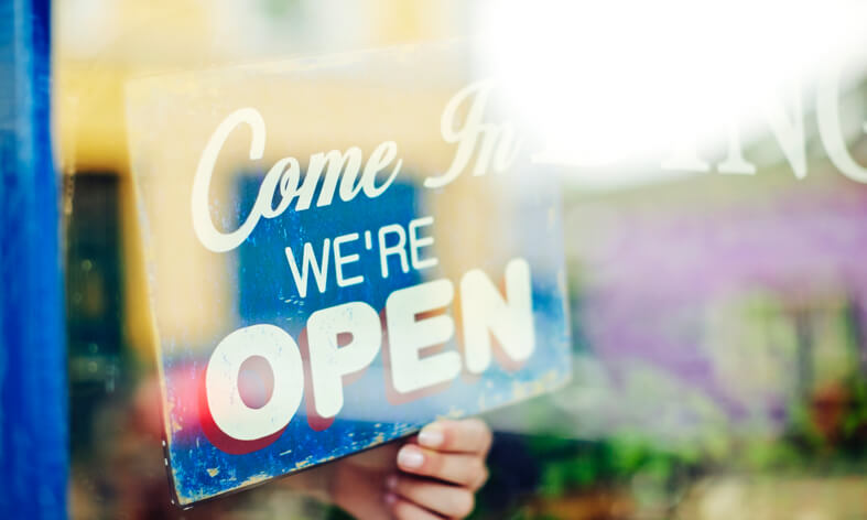 sign on businss that reads comein we're open